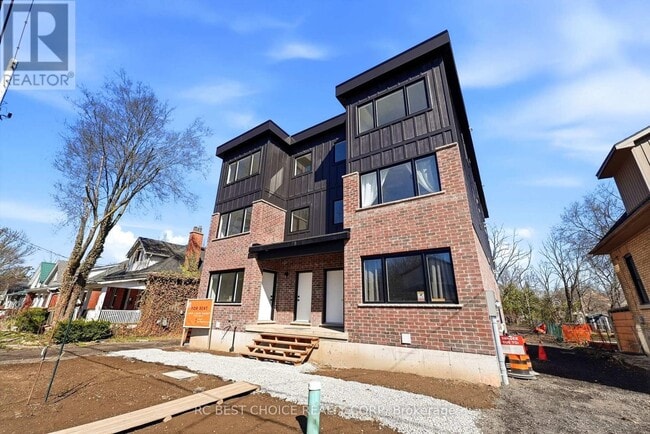 Photo - 108 Briscoe St E