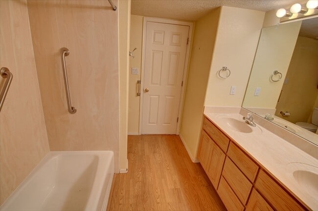 10028 Del Chaparral Ct NE