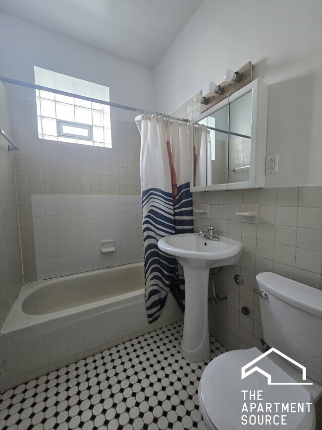 Photo - 1961 W Foster Ave Unit 3