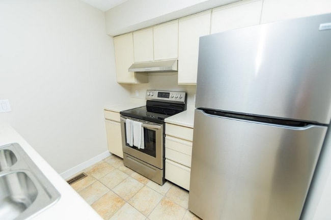 Photo - 1346 S College Mall Rd