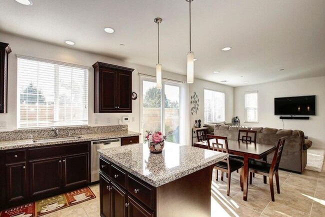 Beautiful Custom 3bd/2.5bth Home With Bonu... - Beautiful Custom 3bd/2.5bth Home With Bonu...