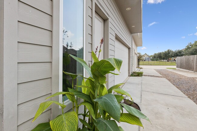 Photo - 843 W 23rd St