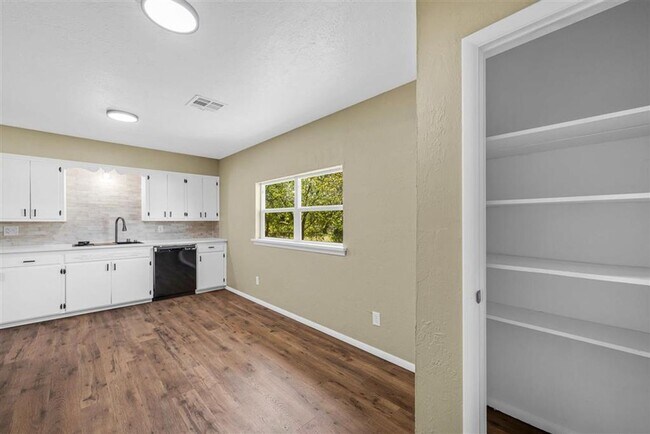 Photo - 703 SE Sullivan Dr