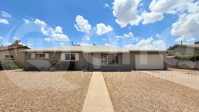 Building Photo - 2131 W Luke Ave Rental