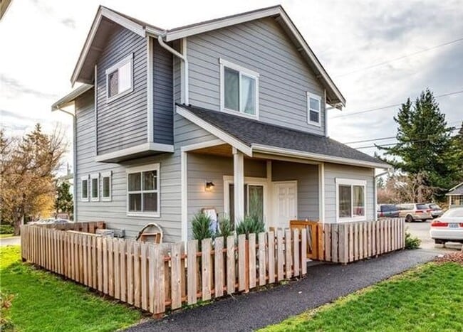 Photo - Lovely 2 Bedroom Townhouse - Pets Possible