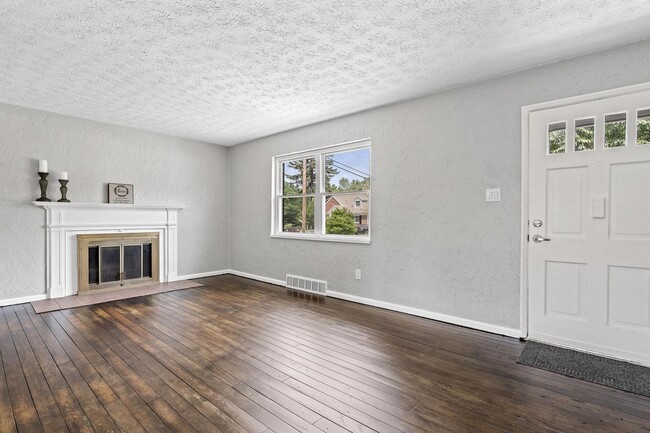 Photo - Quaint 4 Bed Cap Cod in Kettering