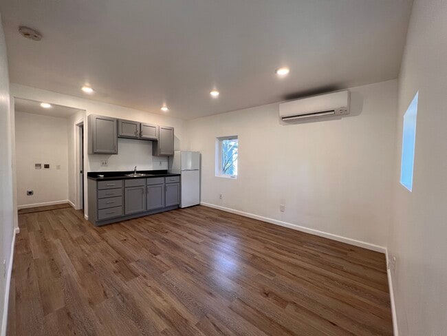 Photo - 947 Woodmere Ave Apartments Unit B