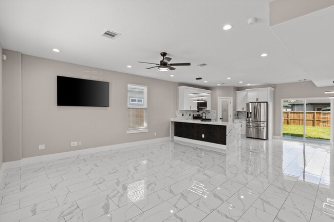Photo - 7925 Colonial Ln