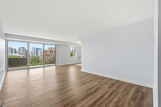 Building Photo - Bright Top-Floor 2BR Condo in The Whitehall with Garage Parking! Unit 902