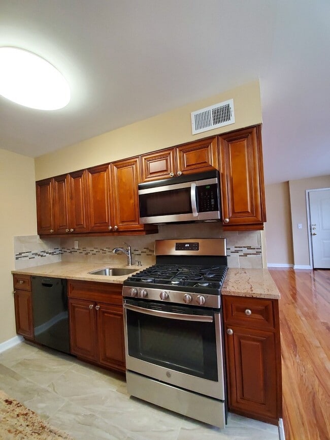 Building Photo - Mall & Starview Gardens