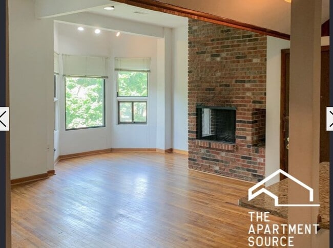 Building Photo - 877 W Lill Ave