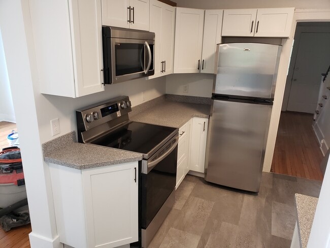 Newly renovated kitchen - 37 Fairlawn Ave Casa