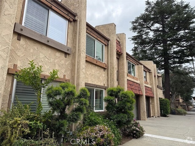 Building Photo - 327 E Live Oak St Unit R Rental