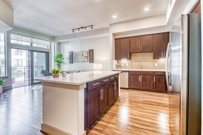 Photo - Modern Living in Houston’s Heart Unidad SAMN1