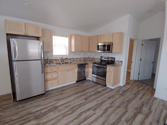 Photo - 921 NW Oak Ln