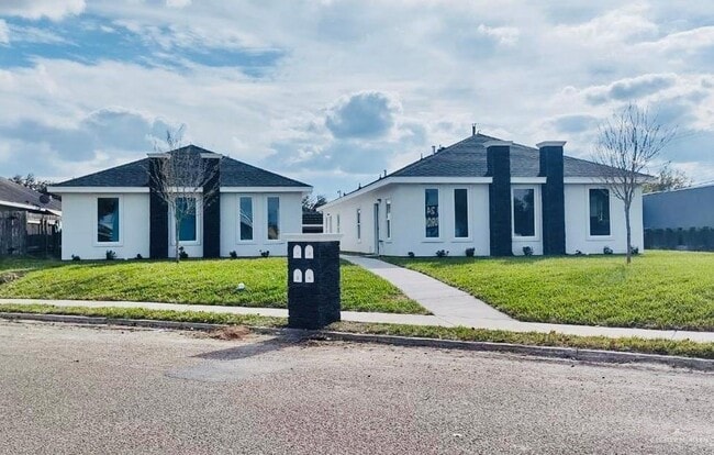 Building Photo - 11 Angus St Unit #2