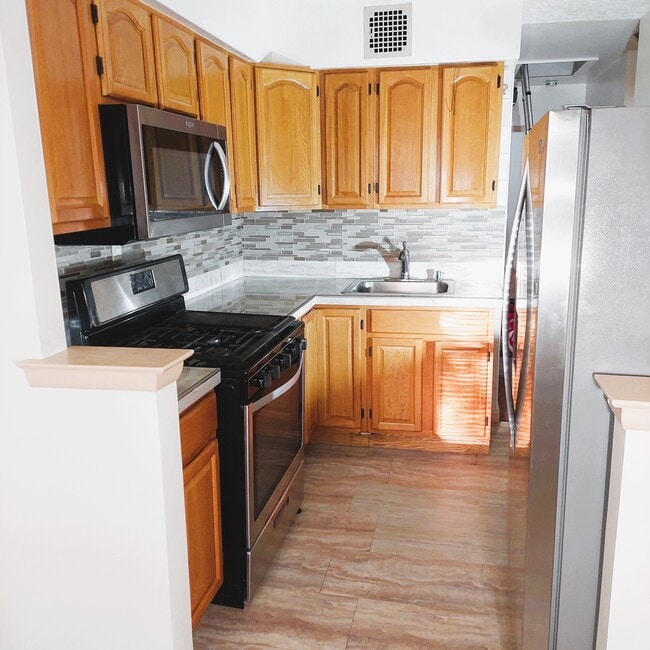 Building Photo - 745 E 101st St Unit 2nd floor