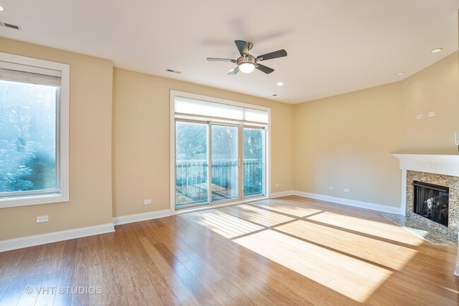 living room - 2634 N Wilton Ave Apartments Unit 2