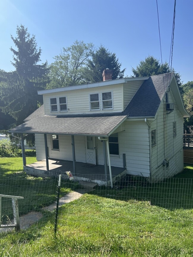 Building Photo - 132 School St