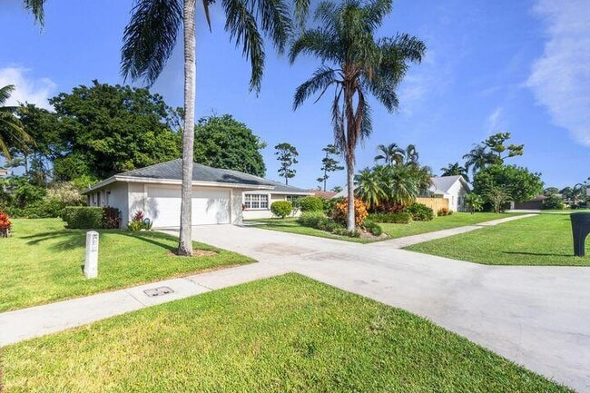 Photo - 691 Foresteria Ave
