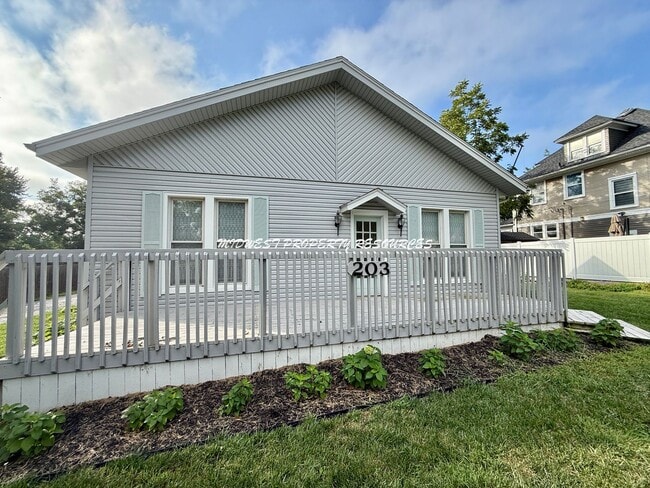 203 SE 1st St