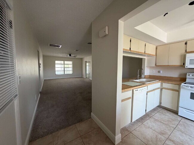 Charming 2-Bedroom, 2-Bath Duplex in a Quiet Englewood Cul-de-Sac