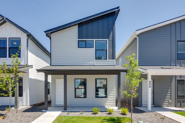 Building Photo - Beautiful 2 Bedroom Cottage Now Available! Rental