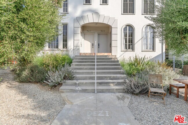 Building Photo - 854 Hyperion Ave