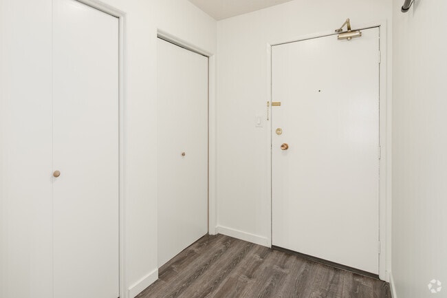 Studio - 533SF - Entry