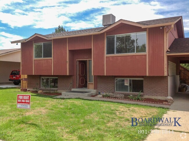Building Photo - Exceptional Pet Friendly 5 Bedroom Home in...