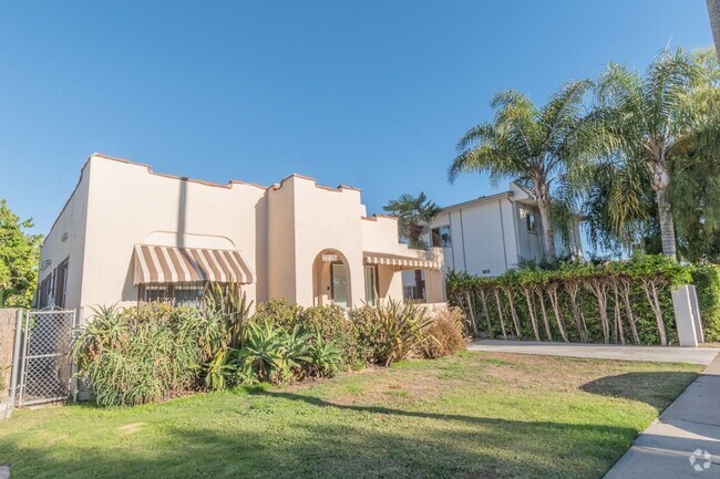 Building Photo - Beautiful 2 Bed +office, den garage, 1 Bath Rental