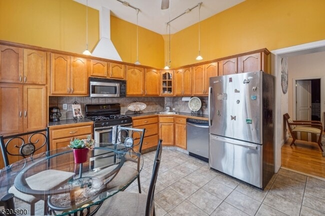 Building Photo - 105 Jefferson St Unit 2