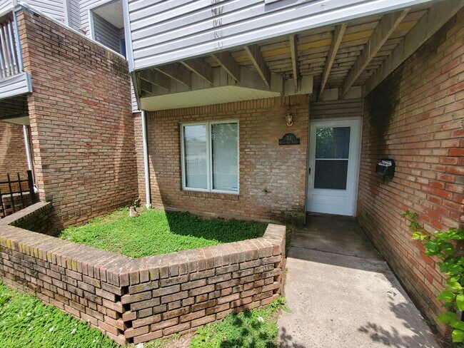 Photo - Fantastic off-campus location & spacious t...