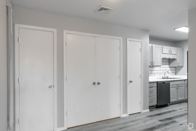 1BR, 1BA - 725SF - Dining Room