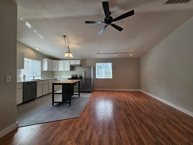 Building Photo - 13235 SE Oatfield Rd Rental