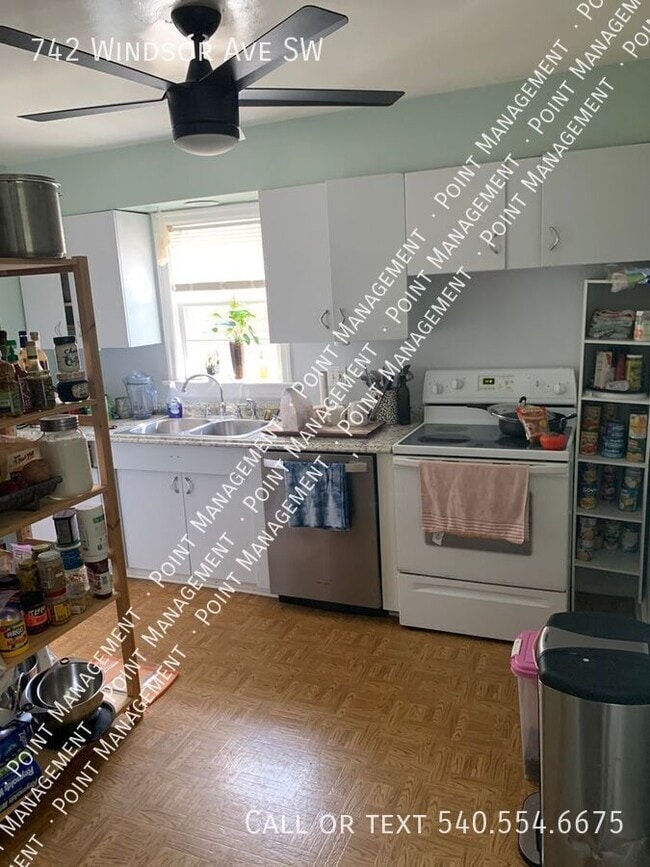 Photo - 742 Windsor Ave SW