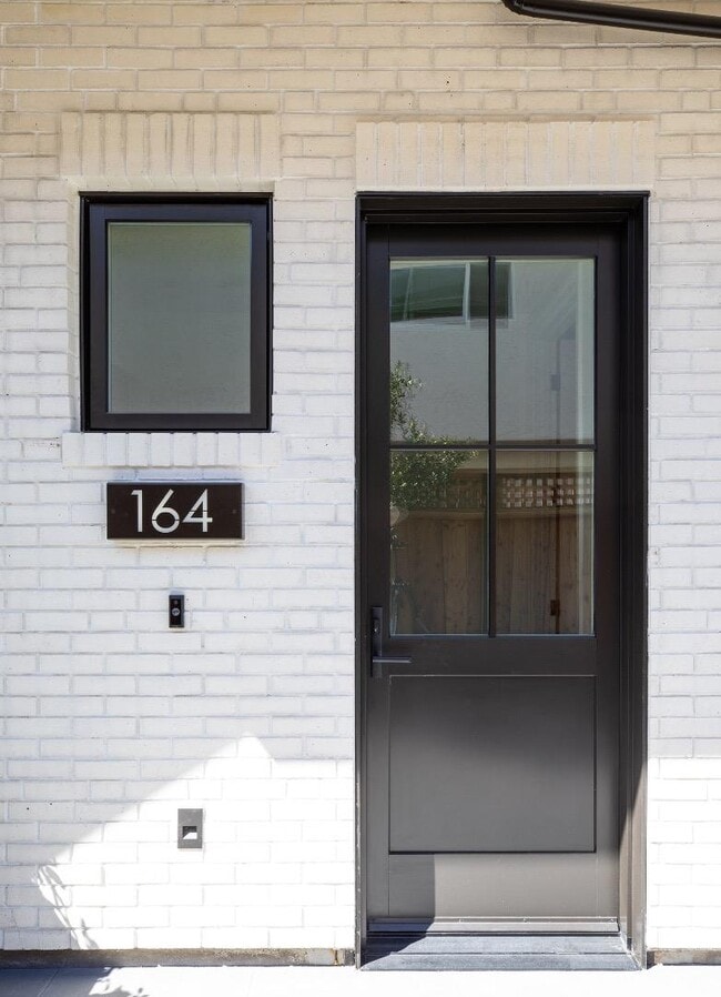 Building Photo - 164 Waverley St