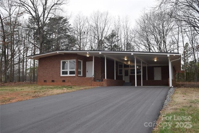 Building Photo - Charming 3 Bed 2 Bath Brick Home with Reno...