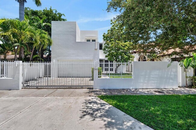 Photo - 745 SW 22nd Rd