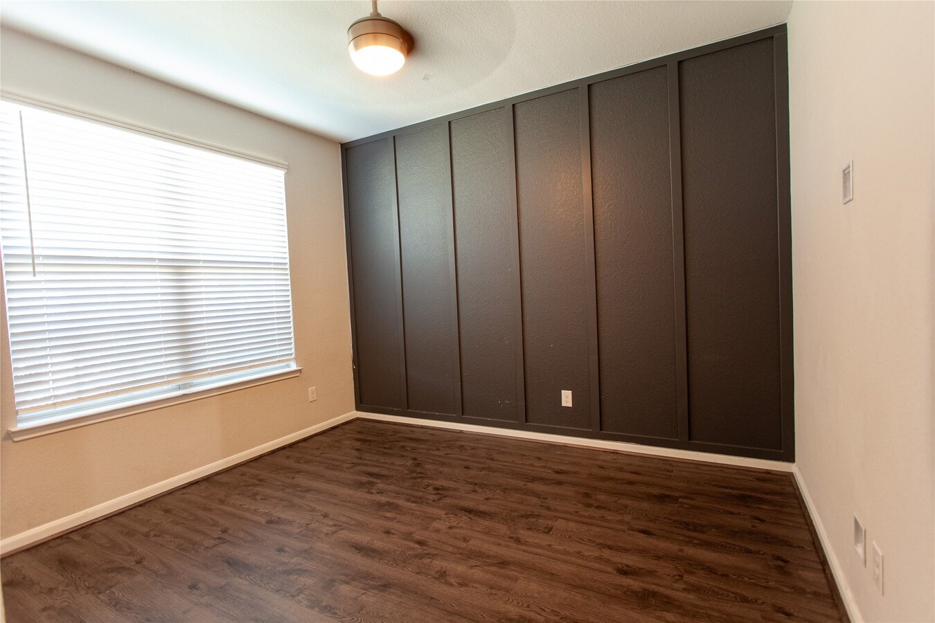 Photo - 5826 Euclid Loop