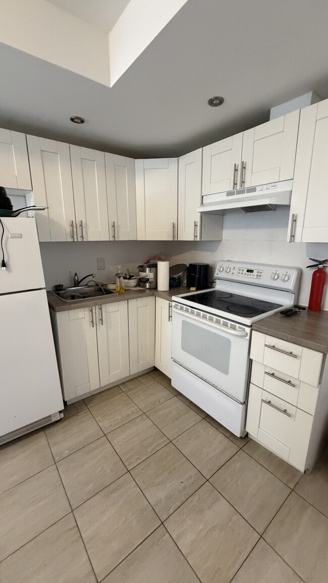 Building Photo - Spacious 4 Bedrooms apartment for rent Unit A
