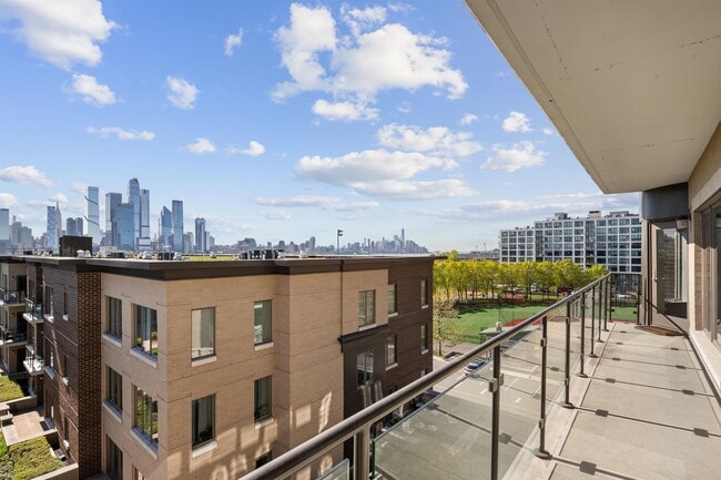 Building Photo - 100 Eton Row Unit 502