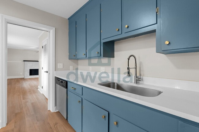 Photo - "Charming 5-Bedroom Oasis with 2 Full Bath... Apartamento