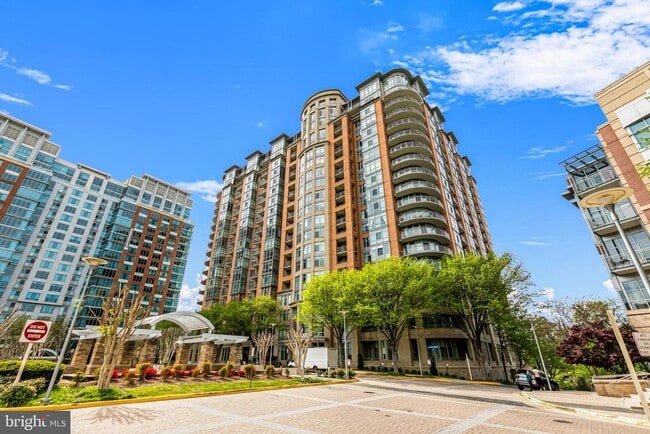 Building Photo - 8220 Crestwood Heights Dr Unit 1107