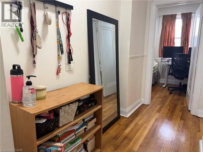 Photo - 2712 Lake Shore Blvd W Unit Upper