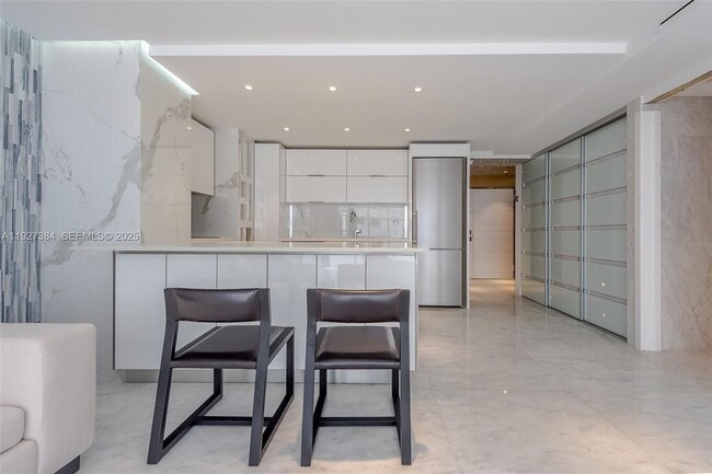 Building Photo - 6423 Collins Ave Unit 304