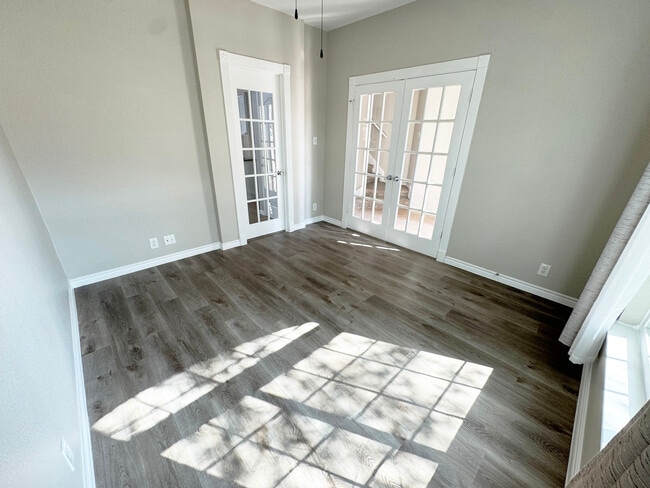 Photo - 5042 Cleves St