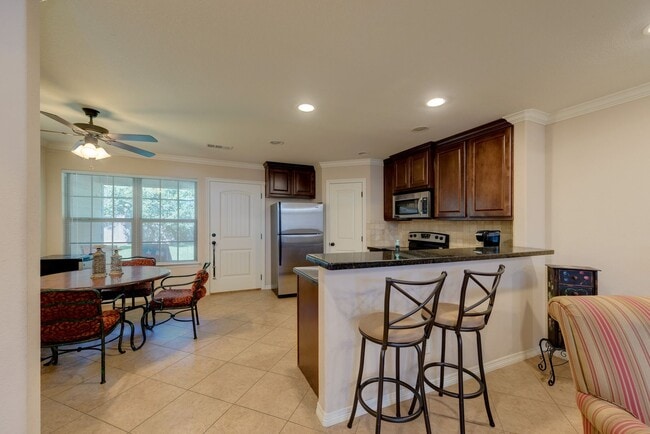 Photo - Beautiful Duplex with 5 Bed, 4 Bath Right ...