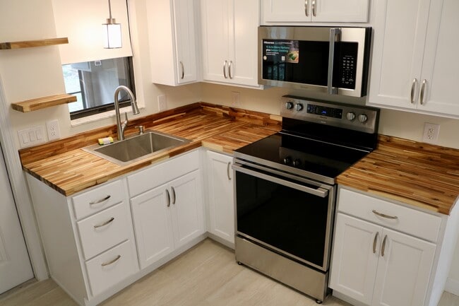 Completamente remodelado desde los zócalos hasta el techo, con electrodomésticos totalmente nuevos. - 33 63rd St