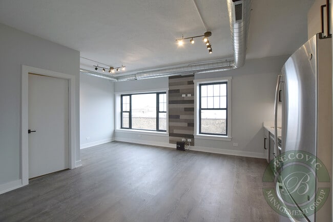Photo - 7645 N Sheridan Rd